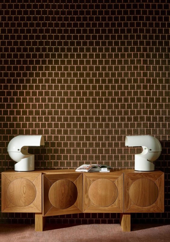 Enfilade en bois sculpte avec lampes design vintage blanches devant le papier peint brun chocolat Allures Cabochon 9240.