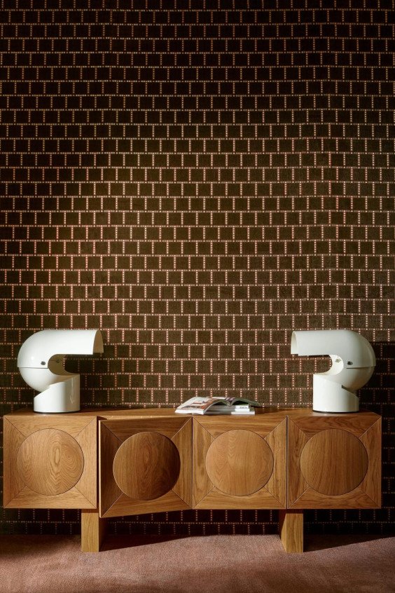 Enfilade en bois sculpte avec lampes design vintage blanches devant le papier peint brun chocolat Allures Cabochon 9240.