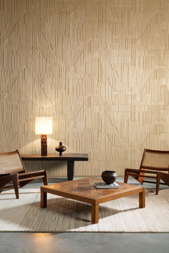 Salon contemporain avec revêtement mural beige à relief géométrique sculpté Memphis Abydos 23441 et mobilier en bois massif.