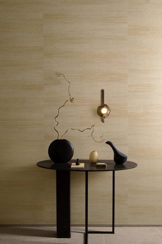 Console noire design et applique lumineuse devant le papier peint beige effet paille Zephyr Allagi 48652.