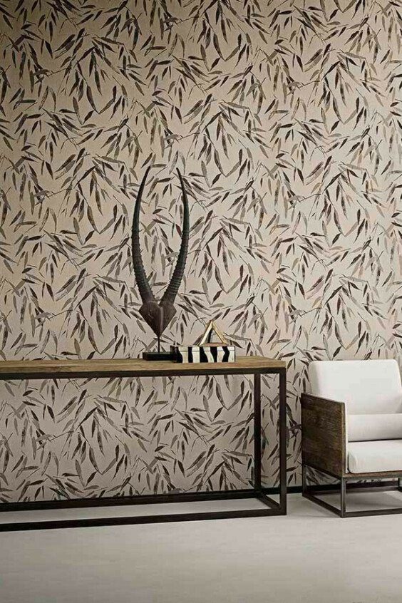 Papier peint motif bambou Flamant Les Mémoires dans un salon chic avec console en bois et fauteuil moderne.