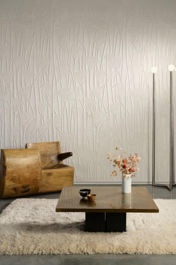 Panneau mural 3D en relief avec motif roseaux et ibis dans un salon luxueux.